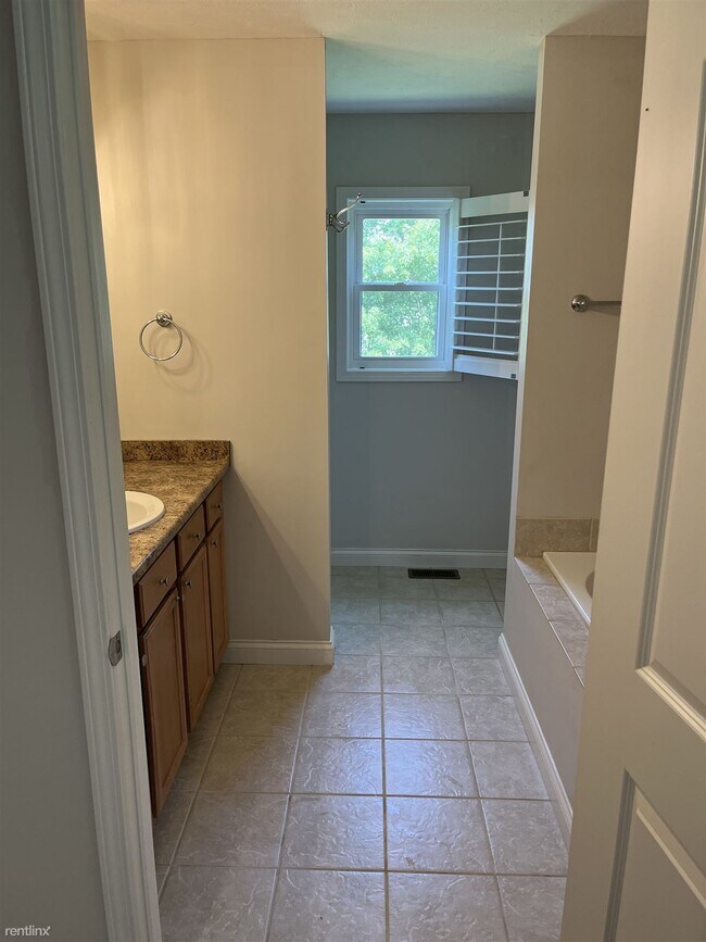 Building Photo - 3 br, 2 bath House - 2550 Louisville Boatd...