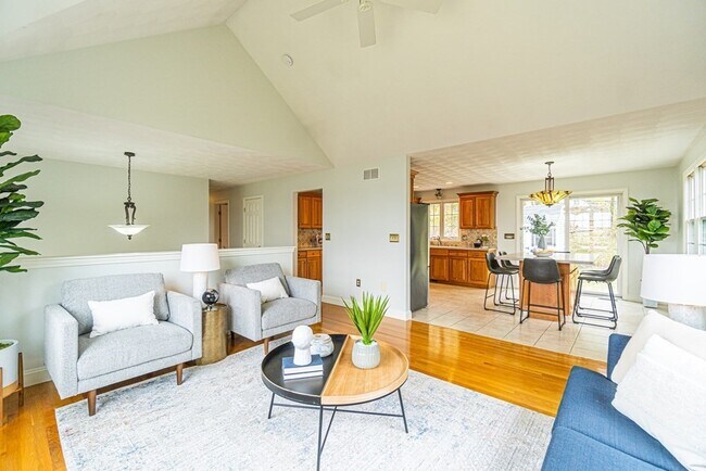 Primary Photo - 32 Waltham St