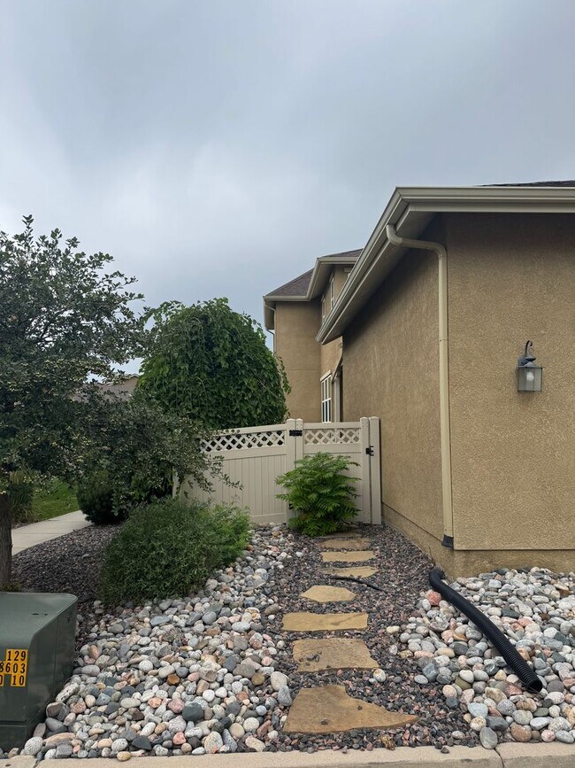 Building Photo - Main level living! 3 bed, 3 bath, 2 car ne...