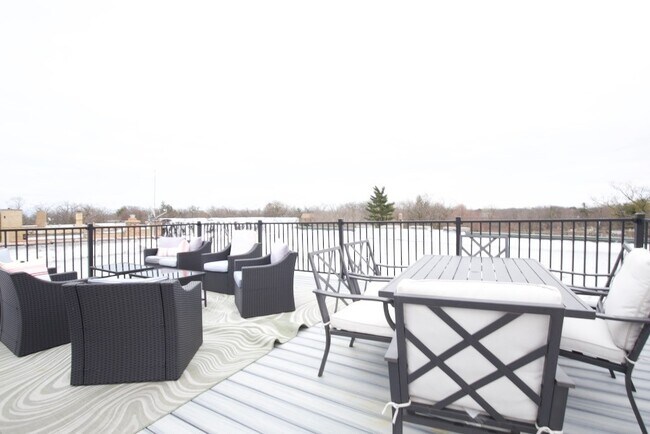 Building Photo - 725 St Johns Ave