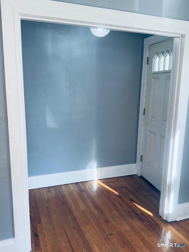 Building Photo - 165 Newington Ave