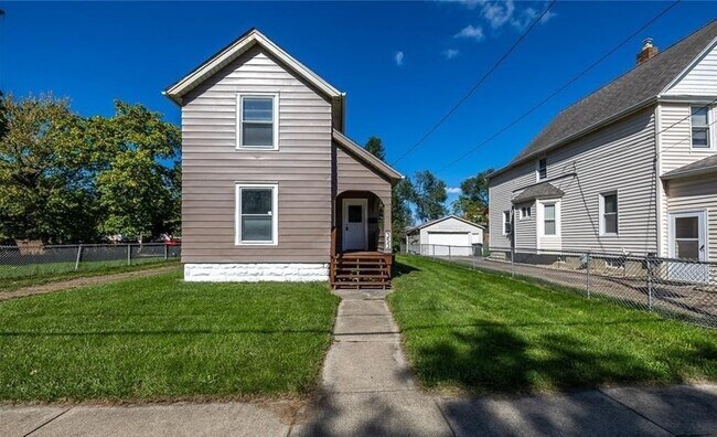 Building Photo - 353 S Maple St