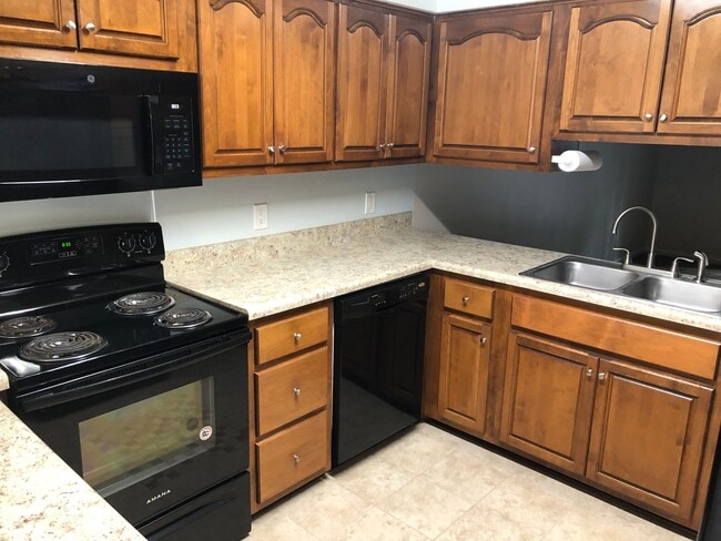 Building Photo - Renovated Duplex in Auburn!