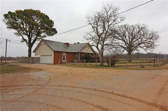 Building Photo - 2210 Kinyon Rd