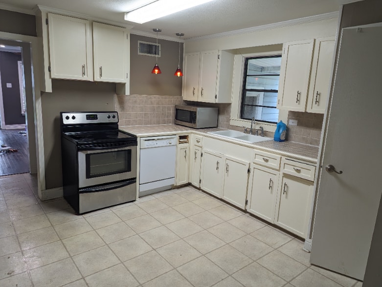 Building Photo - 118 N Attaway St