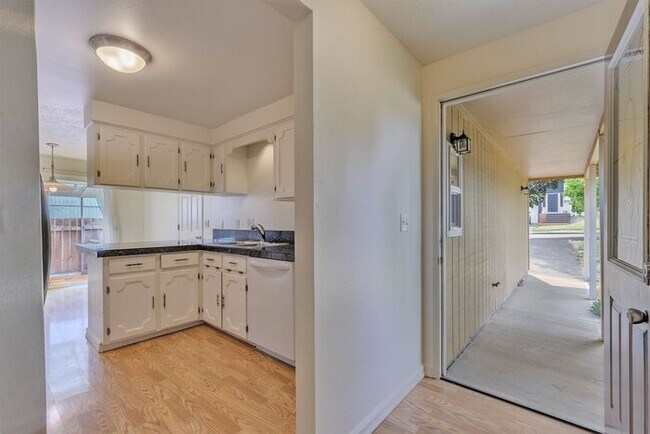 Building Photo - Freshly Updated 3-Bedroom Home with Fenced Backyard in Forest Grove!