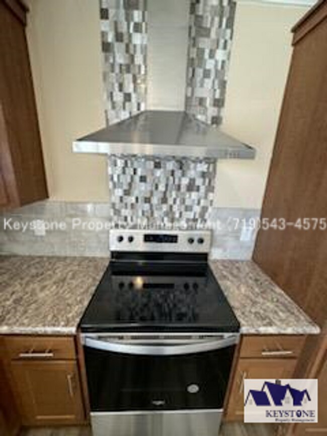 Building Photo - Upscale, Modern 4 Bedroom/2 Bathroom/2 Car...