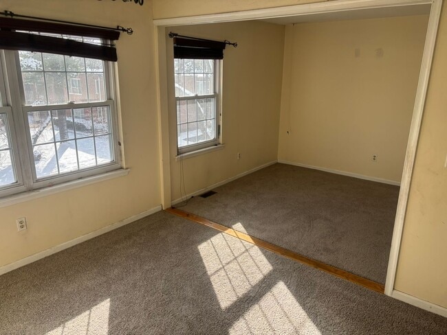 Building Photo - **NEW CARPETING** Abbey Lane Townhome 3 Beds 3 Baths!!