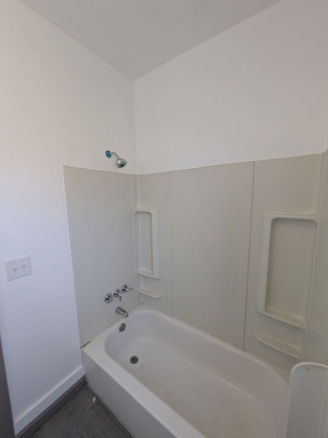 Building Photo - Bright & Clean 2 Bed | 1 Bath Home With a separate Den– 906 Sq. Ft. with Private Parking! Now Ava...