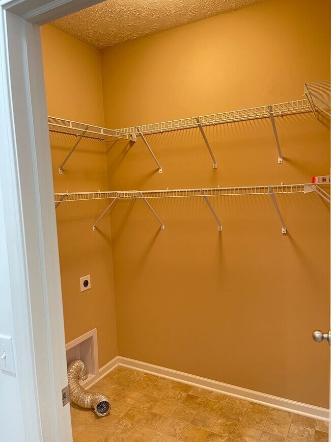 Building Photo - Spacious home in super nice neighborhood in Northwest Omaha