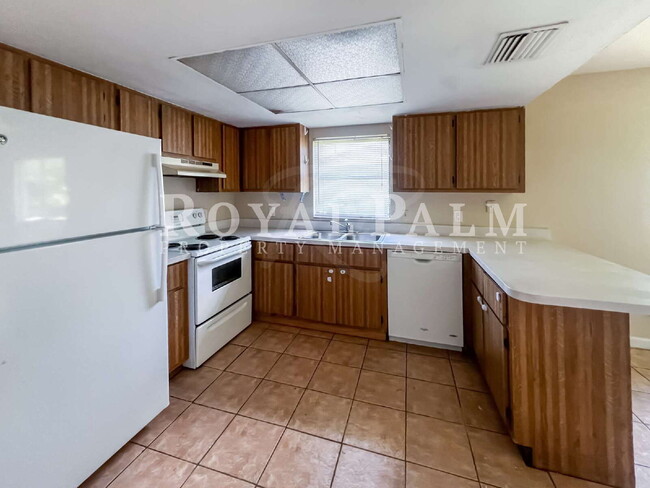 Building Photo - Start Fresh in Fort Myers Before the Ball Drops  – Renovated 3BR/2BA Duplex Sleighing with an Ope...