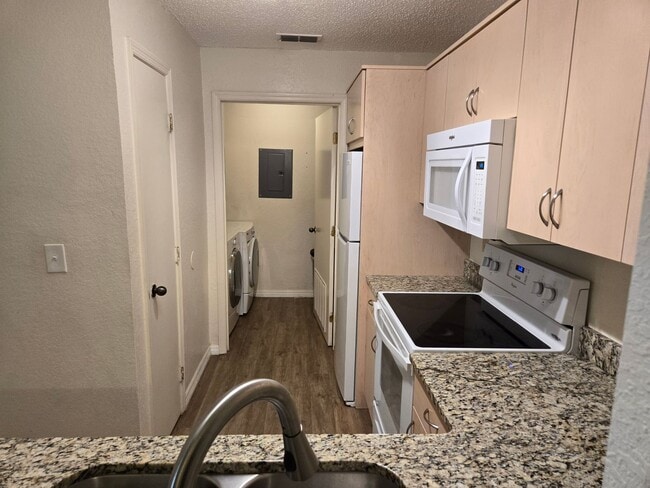 Building Photo - Updated 3BR/3BA condo in Windsor Condomini...
