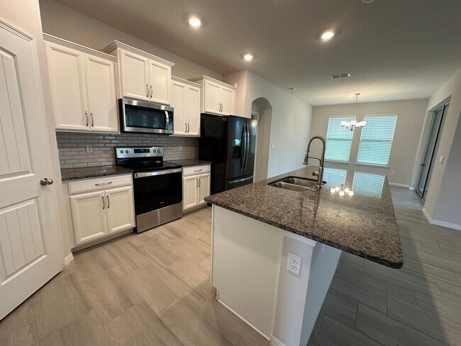 Building Photo - 4 Bedrooms/3 Baths/3 Car Garage House in L...