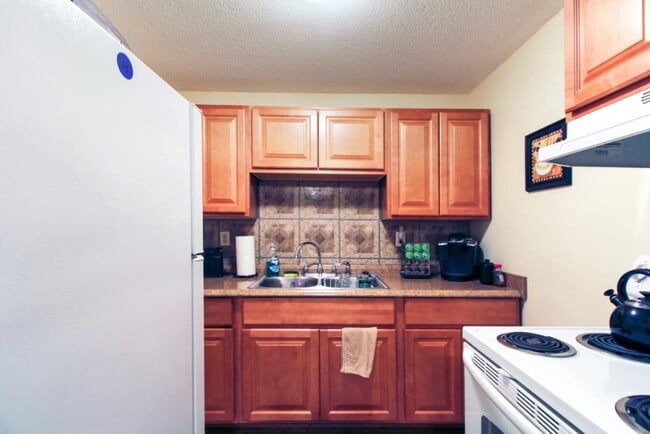 Building Photo - Country Manor Apartments