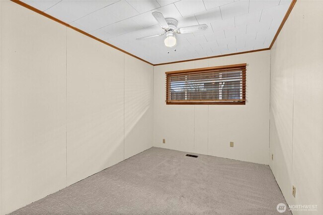 Building Photo - 501 N Oak St