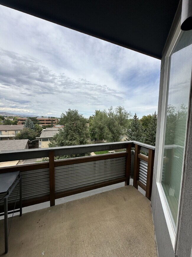 Building Photo - Now Available! Private room in 3 bed / 2 bath condo