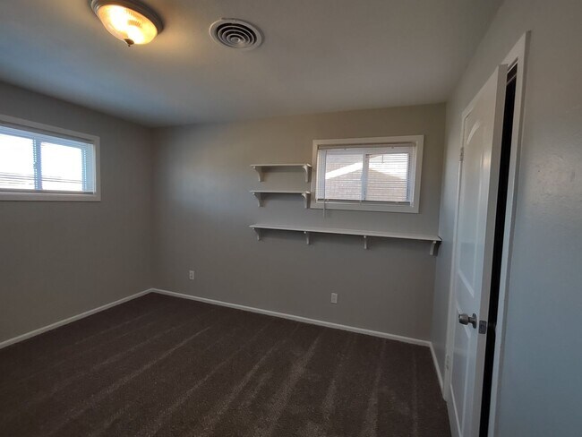 Building Photo - Large Updated 4 Bedroom Home Off University