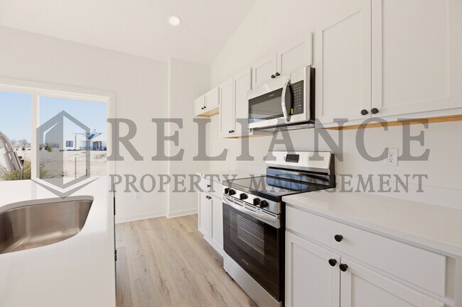 Building Photo - 5241 N Pinecrest Ct