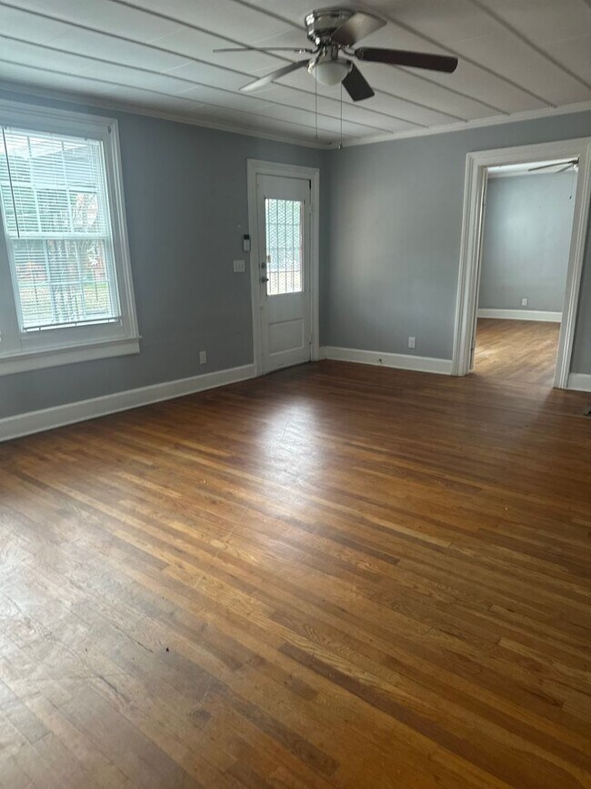 Building Photo - Spacious 3 bedroom 1 bath home