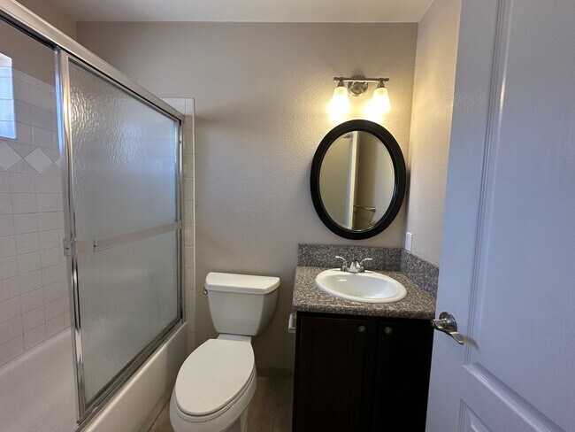 Building Photo - 2 Bed, 2 Bath in Courtyard Estates!
