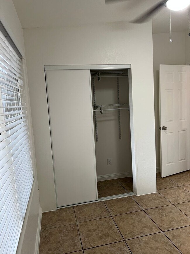 Building Photo - 1548 N Valencia Ct