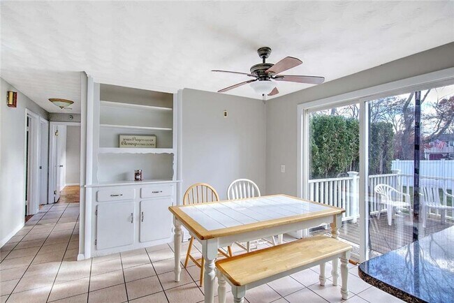 Building Photo - 138 Youngs Ave