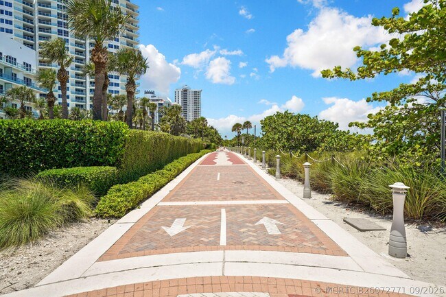 Building Photo - 3710 Collins Ave