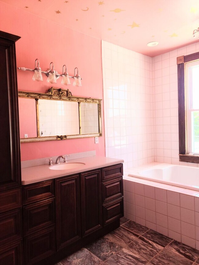 Building Photo - Five Bedroom Townhome with Jacuzzi For Rent!