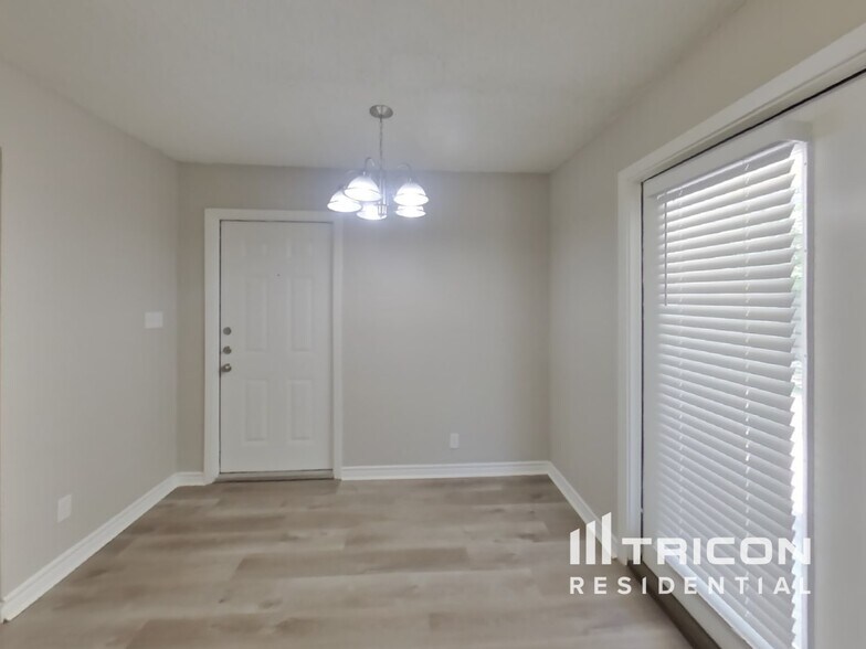 Building Photo - 206 Royal Dr