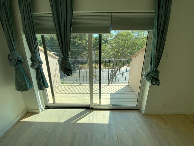 Building Photo - Alamo Heights Gem ~  2 / 2.5 Multi-Level C...