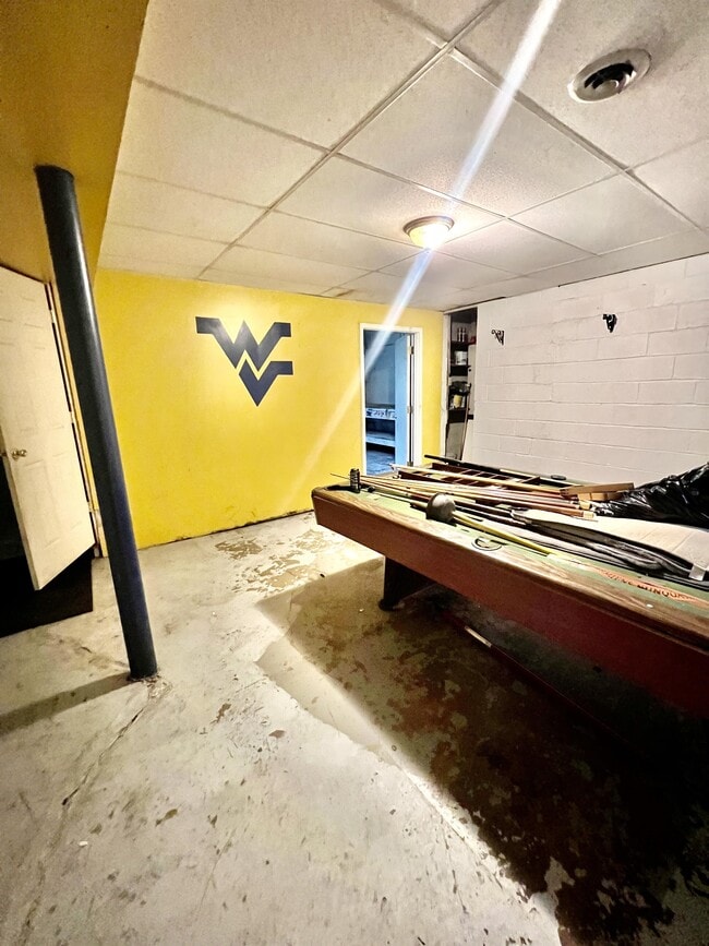 Building Photo - 1063 Charles Ave