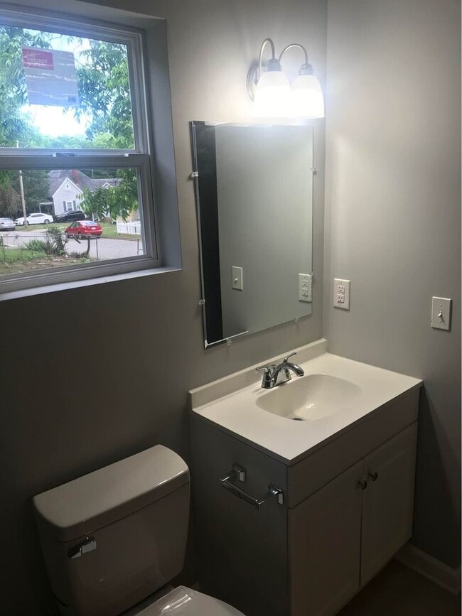 Building Photo - 1229 Bell St