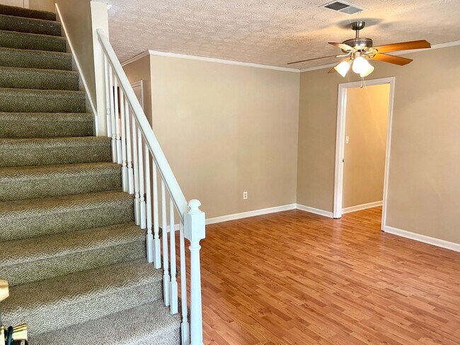 Building Photo - Delightful Upstairs 3 Bedroom / 2 Bathroom...