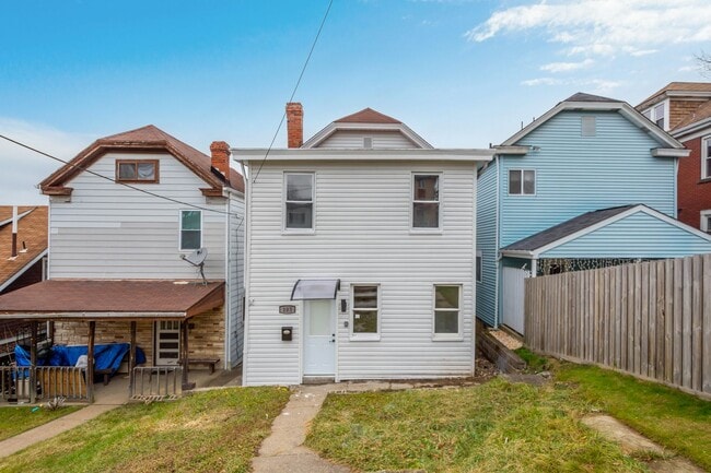 Building Photo - Gorgeous 4 bedroom home in Carrick available May 1!