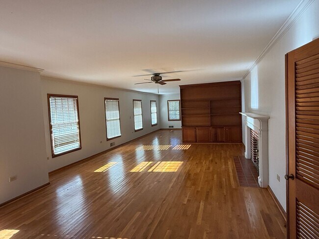 Building Photo - Pinson - Open Floor Plan with Large Living & Family Rooms 2 Bedrooms 2 Bath over 2500 sqft