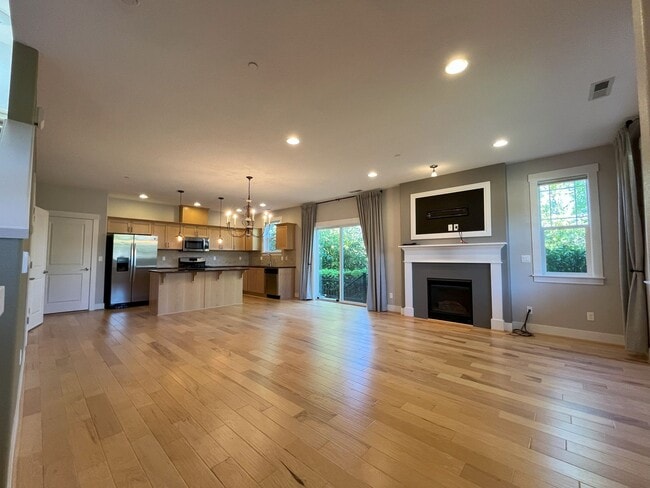 Building Photo - Modern 4-Bedroom End Unit with Community A...