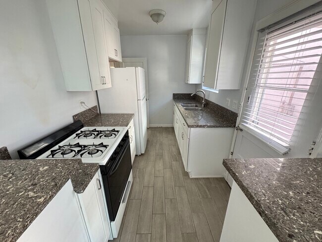 Building Photo - 9217 Alcott St