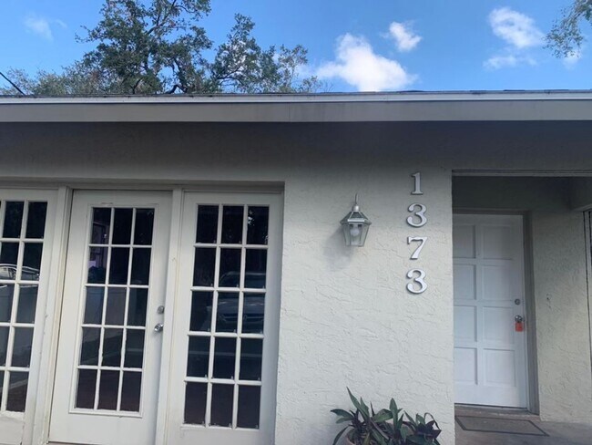 Building Photo - 4/2 Home conveniently located in Sarasota near Beaches, Jungle Gardens, Airport & Downtown!