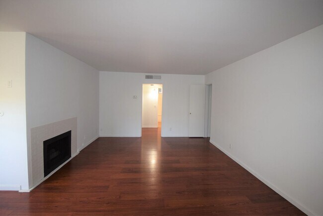 Building Photo - 15128 Burbank Blvd