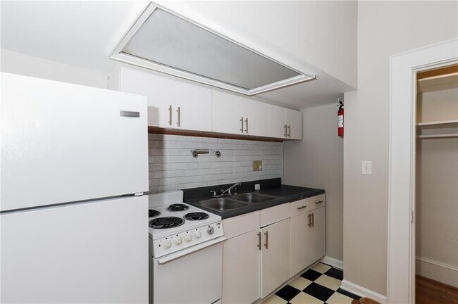 Building Photo - 920 Greenwood Ave NE