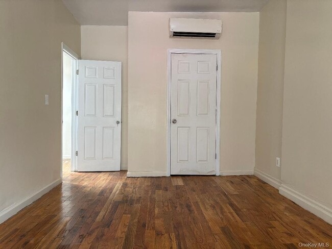 Building Photo - 342 E 194th St