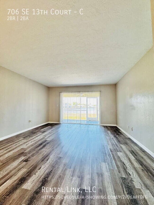 Building Photo - 706 SE 13th Ct