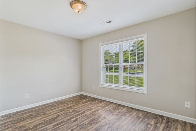 Building Photo - Beautifully Updated 3-Bedroom Home in Gree...