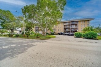Building Photo - 4848 NW 24th Ct