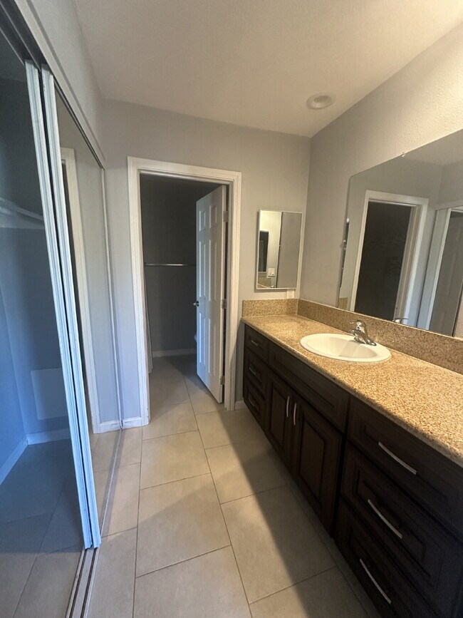 Building Photo - $2,900 - 2 Bed 2 Bath Condo in Oceanside Near Beach!