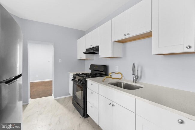 Building Photo - 707 Royden St