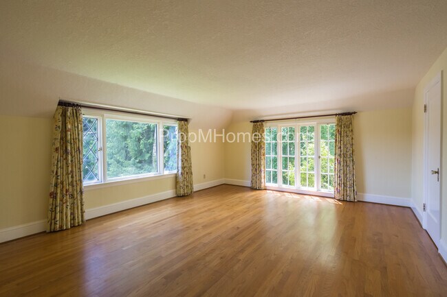 Building Photo - Riverfront Perfection with this Charming 3 Bedroom Lake Oswego Home!