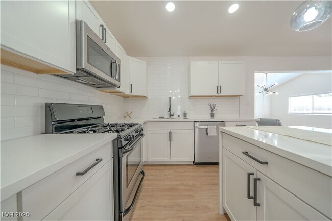 Building Photo - 1671 Sandalwood Ln