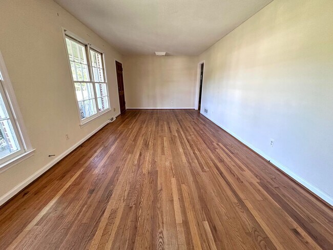 Building Photo - 3 Bedrooms, 2 Bathrooms - House in Armuchee!