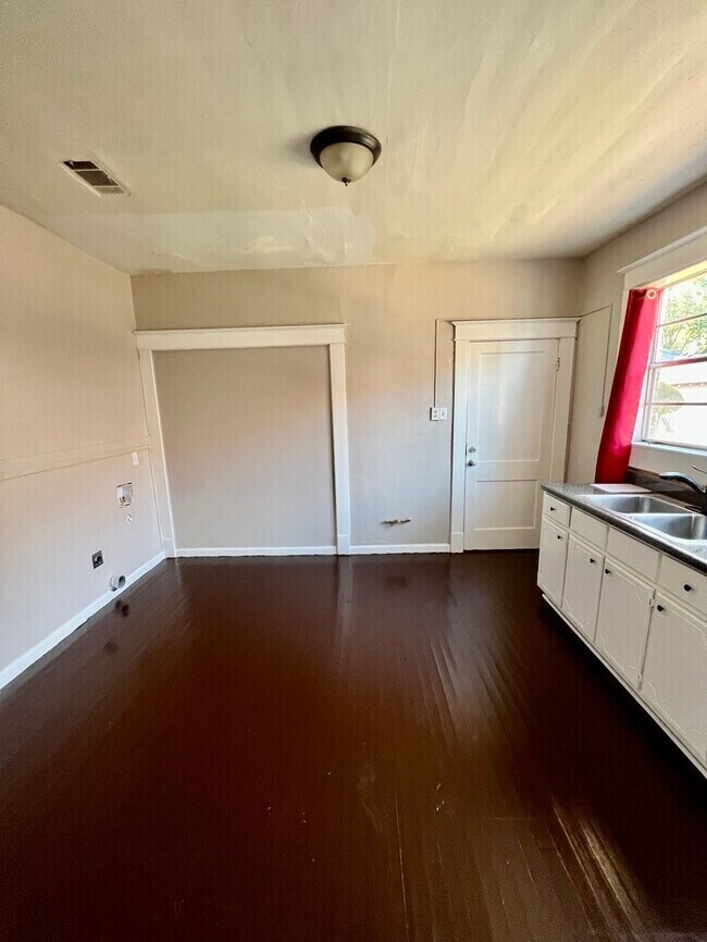 Building Photo - Historic Home 4 Bedroom